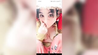 Giữa trưa nắng idol đội nón ra sau vườn live móc lồn chảy đầy nước