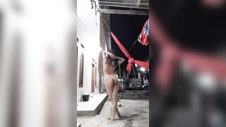 Ăn mừng vì đã tốt nghiệp lớp 12 em học sinh khoả thân ra nhảy trước nhà 1h khuya.