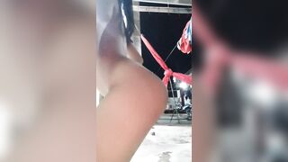 Em học sinh hư khoả thân ra trước nhà nhảy lúc 5h sáng biết mình tốt nghiệp lớp 12.