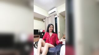 Chị họ dâm vừa cho em họ sờ lồn vừa nghịch cặc em nó dâm đãng kích thích