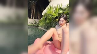 Khoả thân đi tắm ở resort cứ sợ bị người lạ thấy