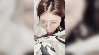 tiểu thư kính cận lần đầu đi địt mà em ngậm chặt cu anh