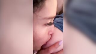 Bạn thân les mút lưỡi bú vú cho nhau trông sướng mà dâm vãi