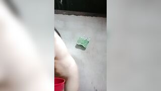Nhìn bình thường cởi áo quần ra thì hết hồn vú to lồn múp tắm khoe hàng