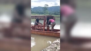 Đã đi thuyền còn không tha