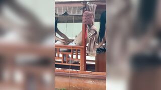 Đã đi thuyền còn không tha