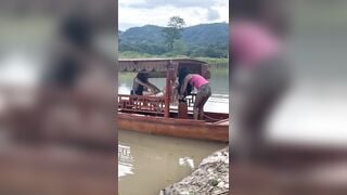 Đã đi thuyền còn không tha