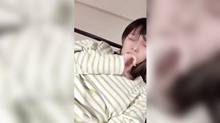 EM ĐI HỌC VỀ CHỈ CÓ CÁI BÁNH DÀNH CHO EM ĂN SONG RỒI CHÚNG MÌNH ĐỊT