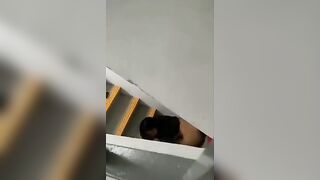 Quay lén em gái đụ nhau giữa cầu thang bộ của chung cư
