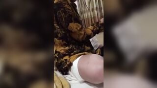 mới địt có chút mà mẹ em đã gọi về em còn chưa hết nứng nữa