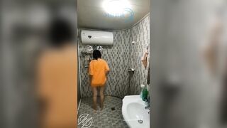 Vợ dặn ở nhà chăm con gái, dượng địt từ nhà tắm tới giường