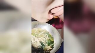 Em họ đang ăn mì thì bị anh bắt bú cu