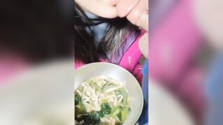 Em họ đang ăn mì thì bị anh bắt bú cu
