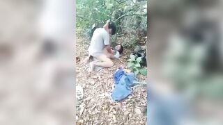 Đi chơi thì thấy thằng bạn thân đang địt nhau trong rừng