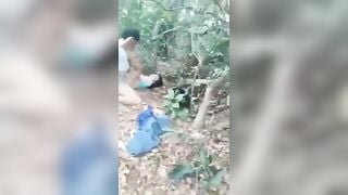 Đi chơi thì thấy thằng bạn thân đang địt nhau trong rừng
