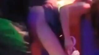 địt em tay vịn loli nhỏ nhắn trong phòng karaoke
