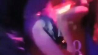địt em tay vịn loli nhỏ nhắn trong phòng karaoke