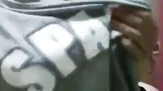 Con em họ mới lớn đã biết khoe vú gửi cho trai