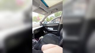 Cặp đôi đụ nhau trên xe ôtô trên đường