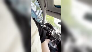 Cặp đôi đụ nhau trên xe ôtô trên đường