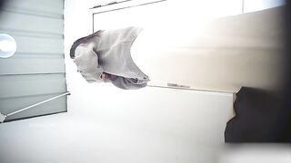 quay nén gái xinh thay đò ở phòng công cộng