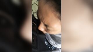 Đang đi chơi với bạn thân mà nứng cặc quá đành nhờ nó bú rồi xuất luôn ngoài đường