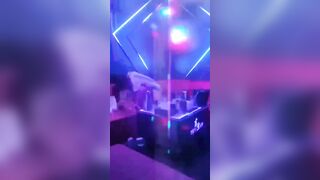 Trốn vợ ra quán karaoke bú lồn, địt nhau với tay vịn bị quay lén