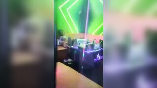 Trốn vợ ra quán karaoke bú lồn, địt nhau với tay vịn bị quay lén