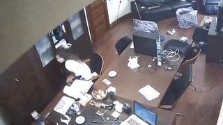 Sếp đụ thư ký bí mật trong văn phòng