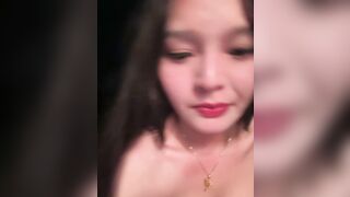 Gái xinh chubby vú to lồn múp uống rượu xong về nhà thủ dâm cho trai xem