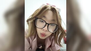 Em rau đeo kính mình dây nhét toy vào lồn thủ dâm