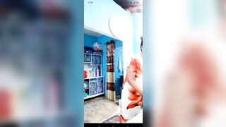Chị mb thủ dâm bằng toy cho trai trẻ xem trong nhà bếp dâm đãng p1