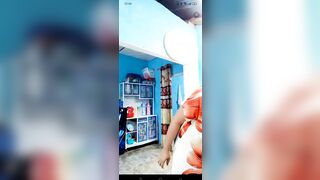 Chị mb thủ dâm bằng toy cho trai trẻ xem trong nhà bếp dâm đãng p3