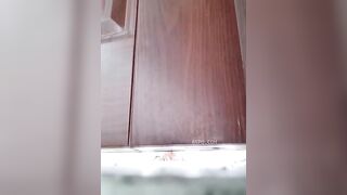 QUAY TRỘM BỐ MẸ ĐỊT NHAU QUA KHE CỬA