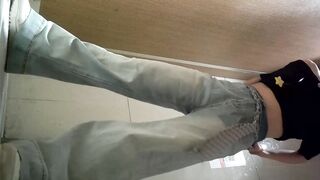 quay lén bé sinh viên xinh xắn trắng nõn đi đái