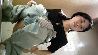 quay lén bé sinh viên xinh xắn trắng nõn đi đái