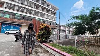 Em gái khoả thân đi dạo giữa công viên cho người lạ nhìn