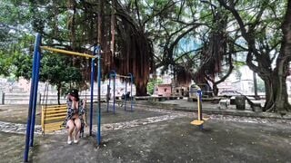 Em gái khoả thân đi dạo giữa công viên cho người lạ nhìn