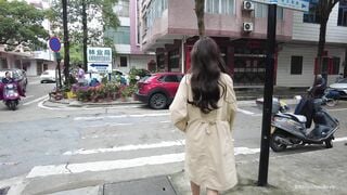 Khoả thân đi dạo phố, mặc mỗi chiếc áo khoác