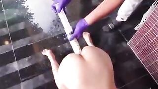 Bơm sữa vào đầy lỗ đít gái xinh rồi ép bài tiết ra thật là bạo dâm kiểu mới.
