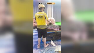Anh Shipper May Mắn Được Mấy Em NV Quán Bida Cho Sờ Lồn