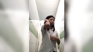 E hs Thái tranh thủ trg giờ học chạy ra nvs cởi đồ show hàng public cho a xem #1