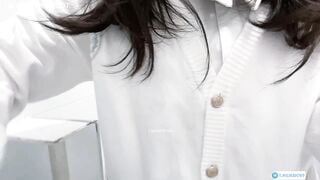 E hs loli nứng lồn thấy cặc giả treo trên tường đút vào lồn r mang vào nvs móc bắn nc