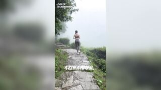 Dâm nữ mặc quần legging bó sát đi leo núi rồi cởi ra khoe mông public