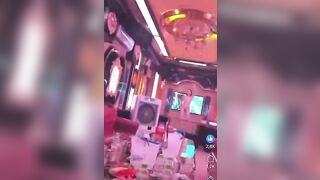 Đi hát tay thì ôm mấy e đào thoát y mắt ngắm các e đứng nhảy chỉ có ở karaoke VN