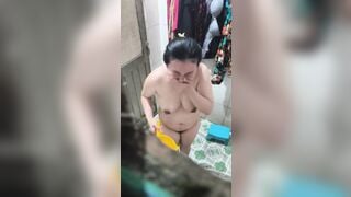 quay lén con gái bà già hàng xóm tắm nhìn chịu không nổi