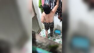 quay lén mbbg đang cởi đồ chuẩn bị tắm thì bị phát hiện