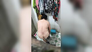 quay lén mbbg đang cởi đồ chuẩn bị tắm thì bị phát hiện