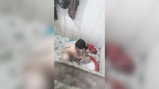 quay lén gái u40 người trần như nhộng giặt đồ