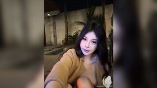 Em gái xinh thủ dâm cạnh bể bơi